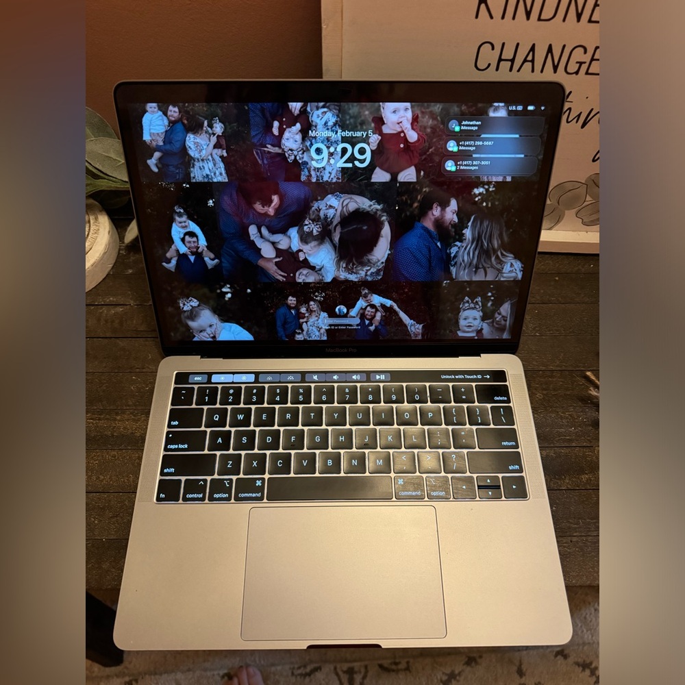 MacBook Pro (2019) 13in- 128g with Touchbar